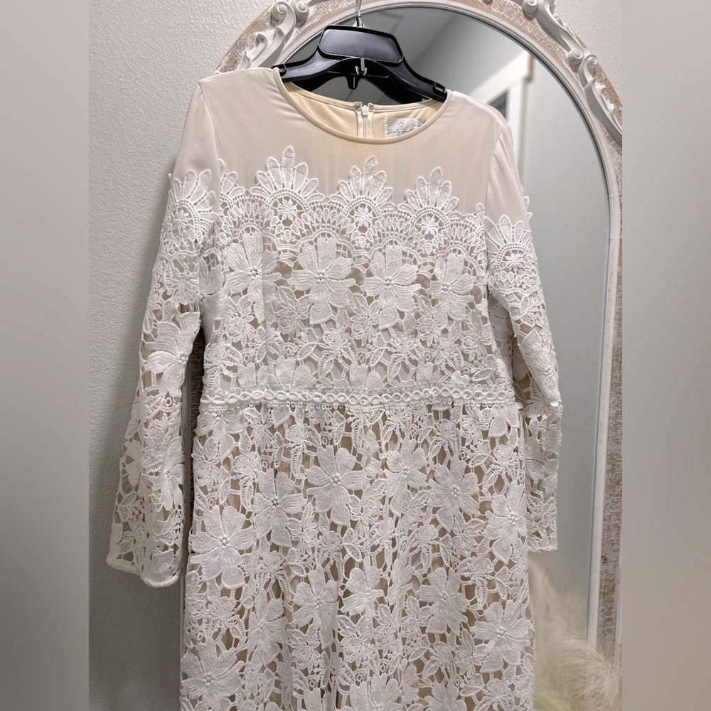 Elegant White Lace Dress - Picture 2 of 2